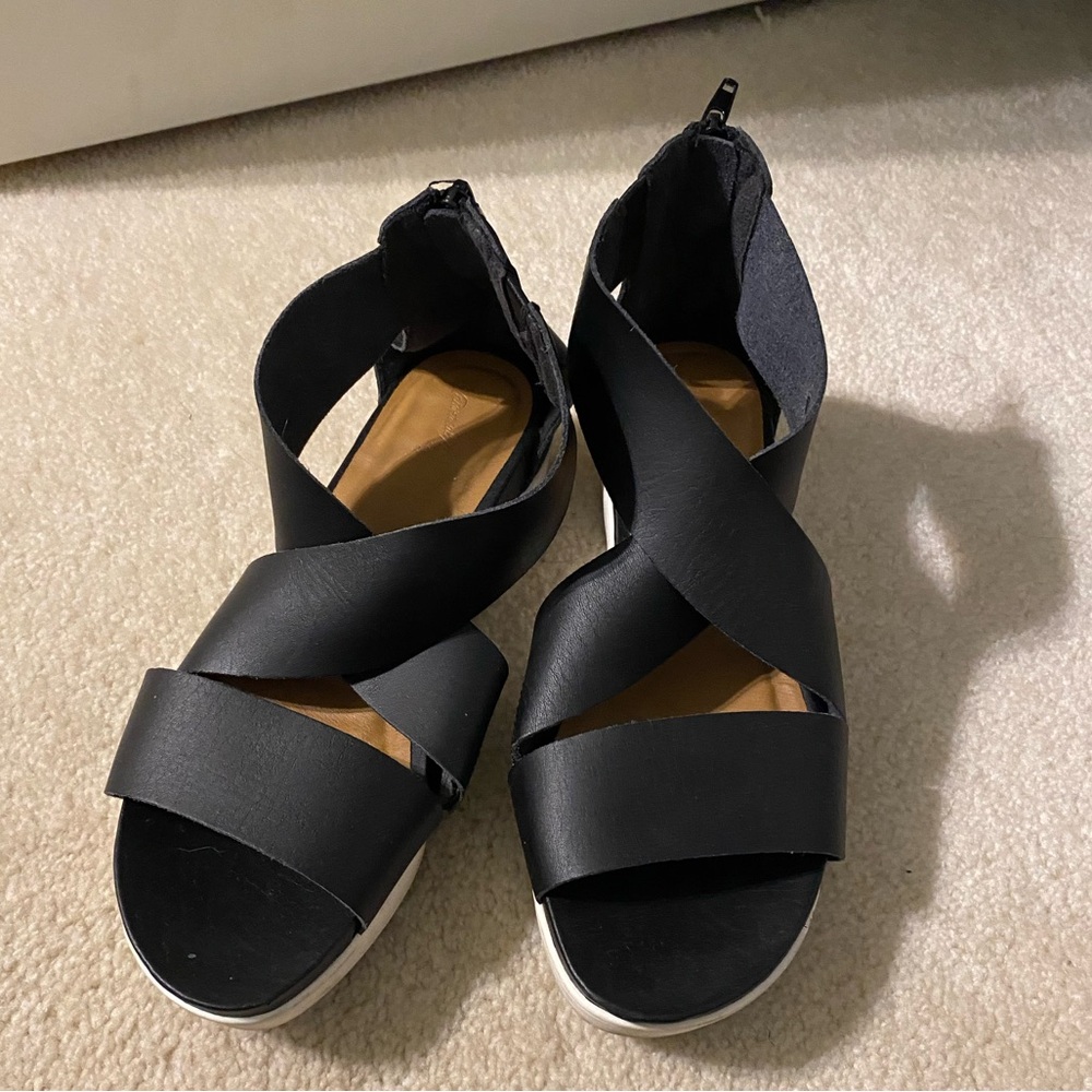 Universal Threads platform sandals Sz7 black